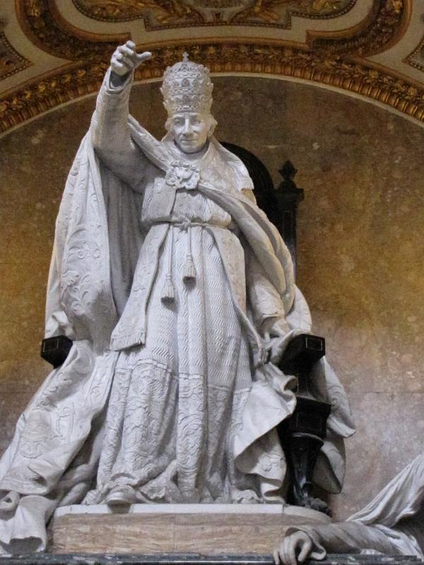san giovanni in laterano_paus leo 13.jpg - Fraai bewerkt beeld op het graf van Paus Leo XIII.